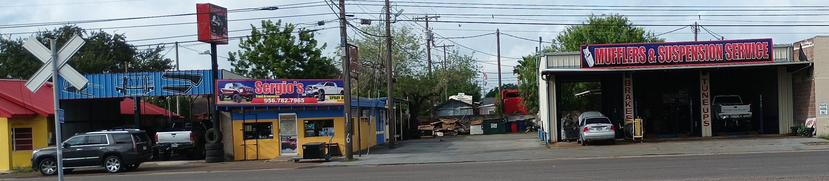 Fachada de Sergio's Truck Accessories sobre la US-83 Business en Pharr, TX